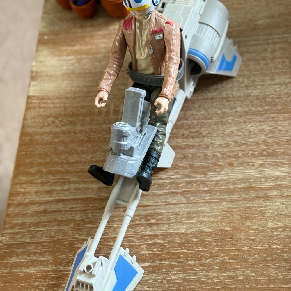 Star Wars speeder vehicle with pilot